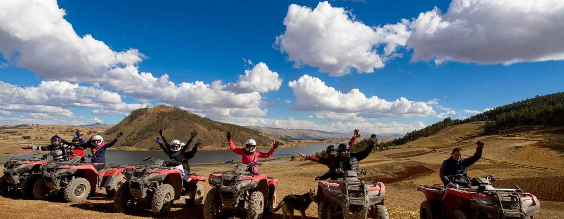 Viajeros en cuatrimotos junto a una laguna de Cusco