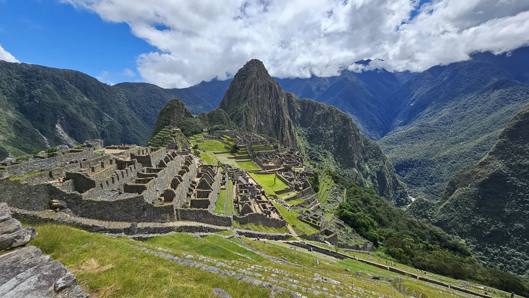 Vista panorámica de la ciudadela de Machu Picchu entre montañas